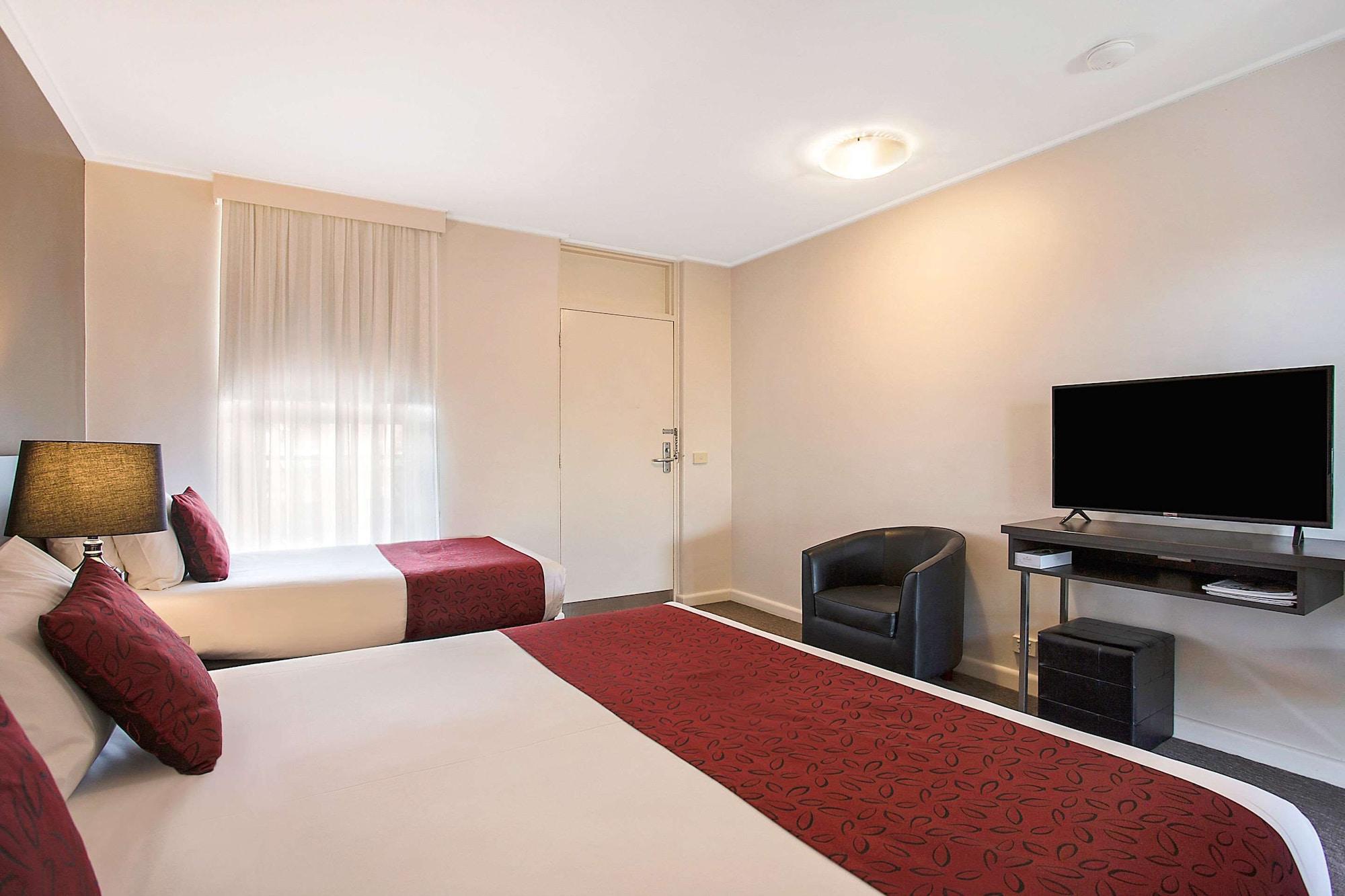 Comfort Inn Western Уорнъмбул Екстериор снимка