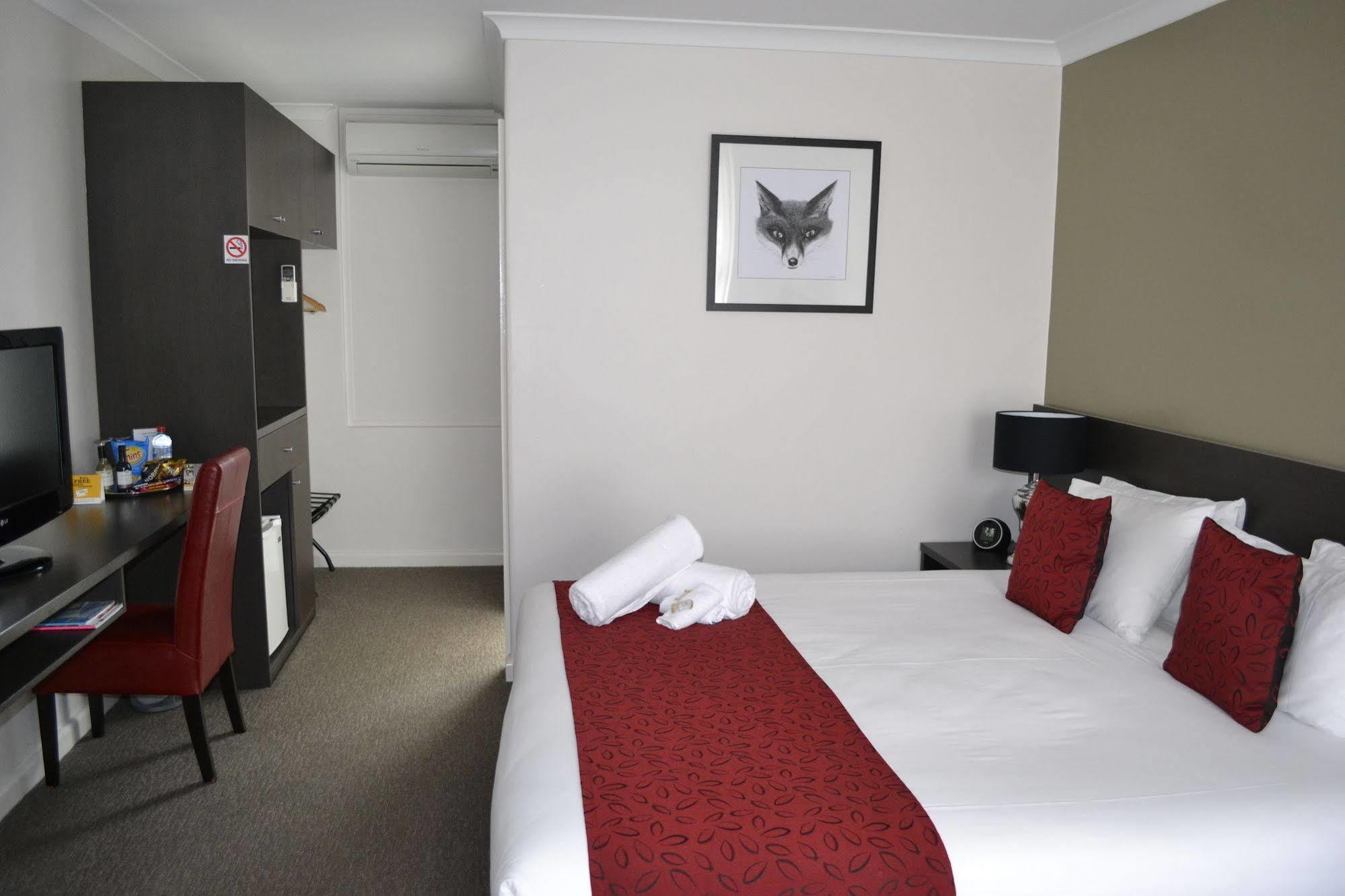 Comfort Inn Western Уорнъмбул Екстериор снимка