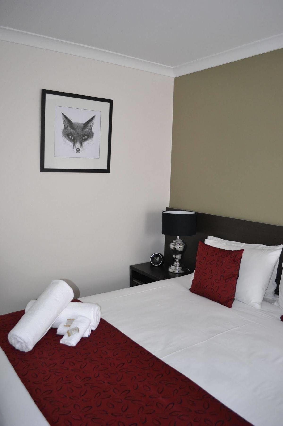 Comfort Inn Western Уорнъмбул Екстериор снимка