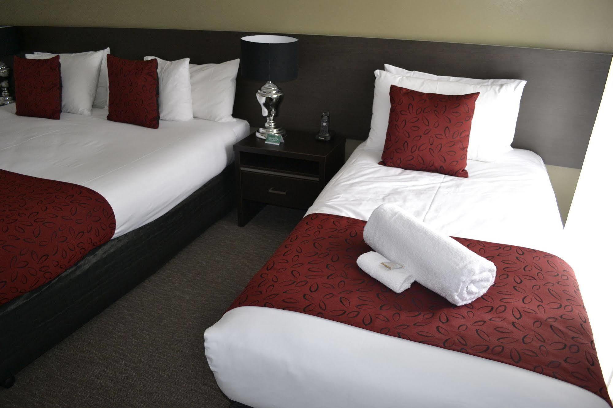 Comfort Inn Western Уорнъмбул Екстериор снимка