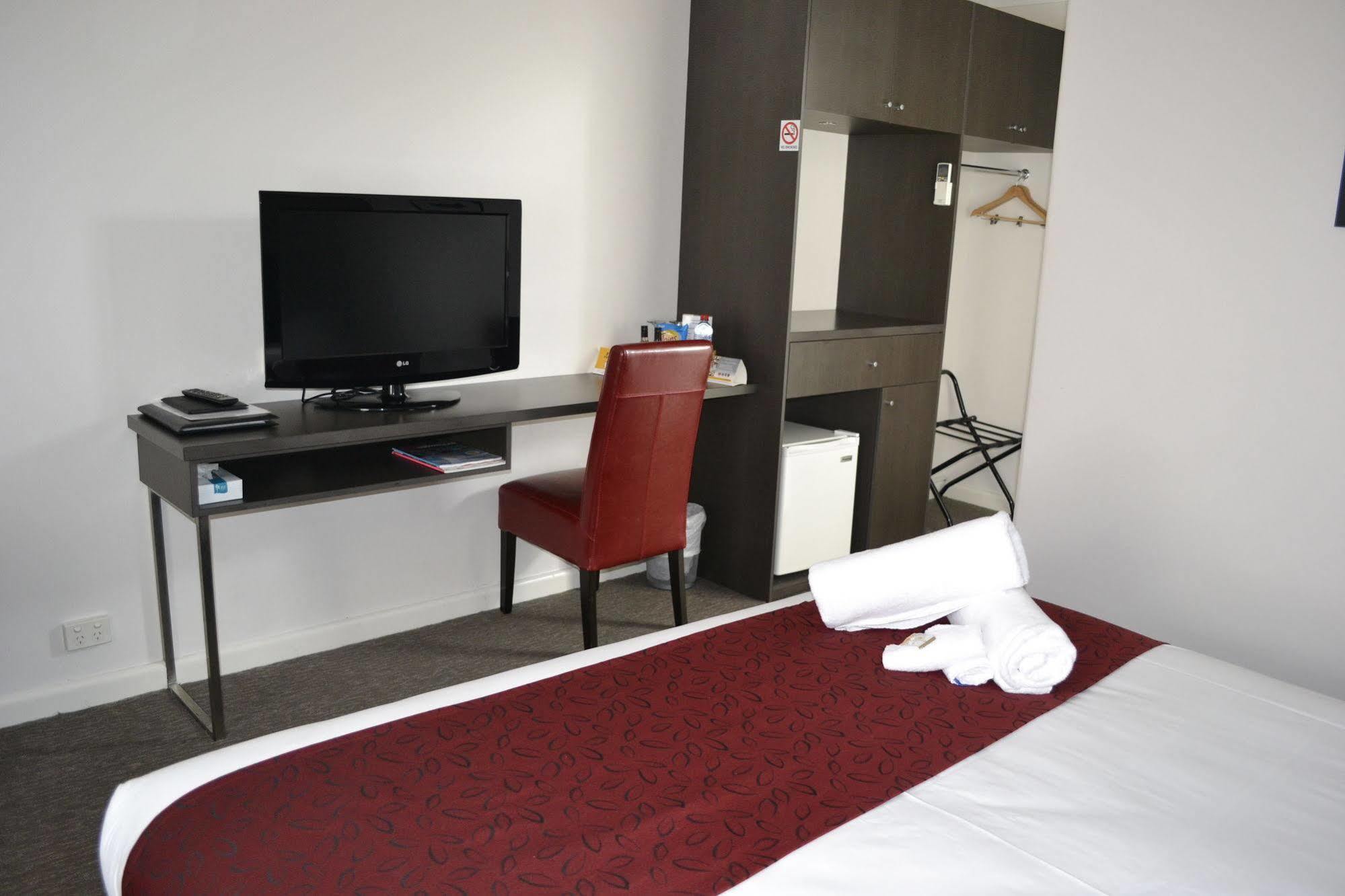 Comfort Inn Western Уорнъмбул Екстериор снимка