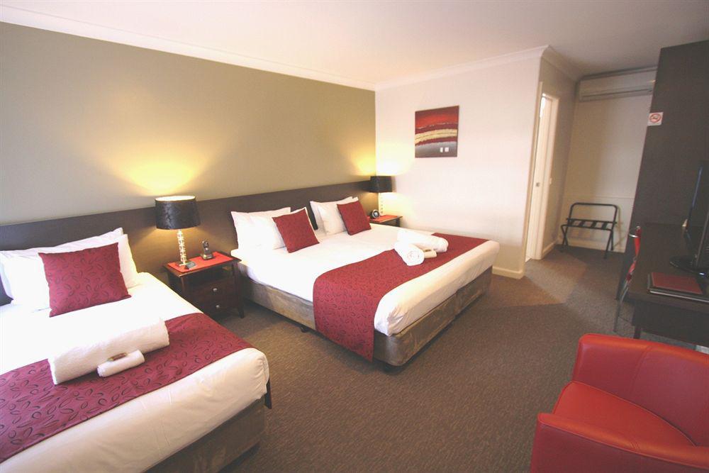 Comfort Inn Western Уорнъмбул Екстериор снимка
