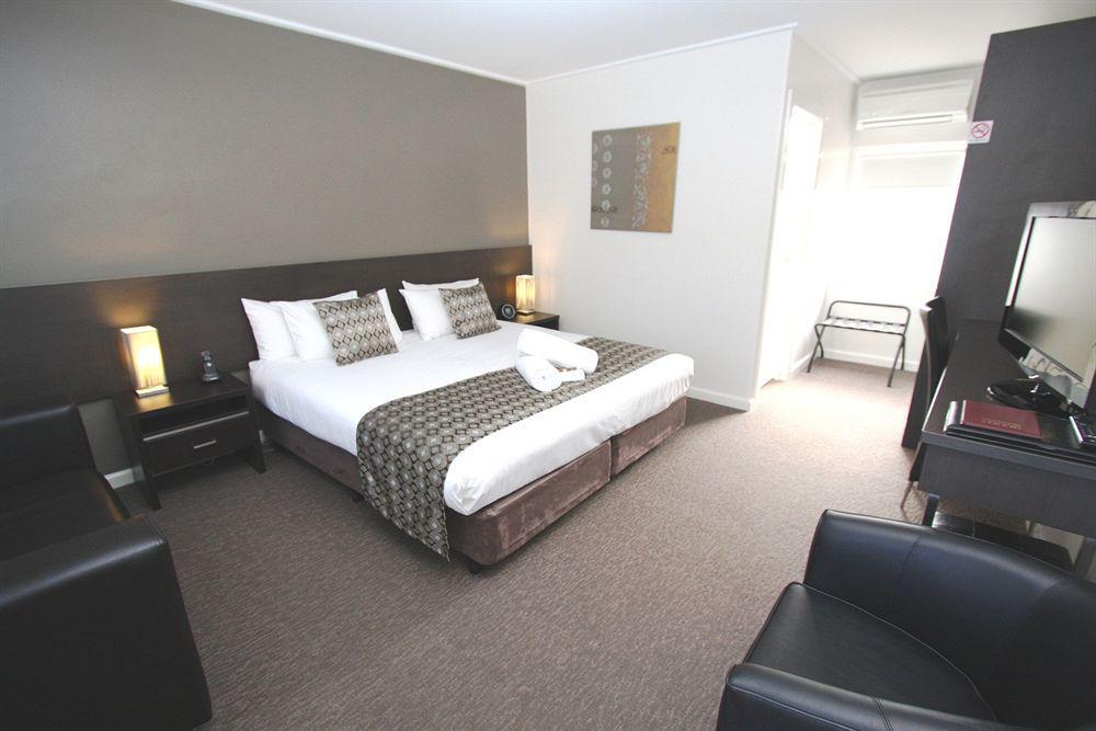 Comfort Inn Western Уорнъмбул Екстериор снимка
