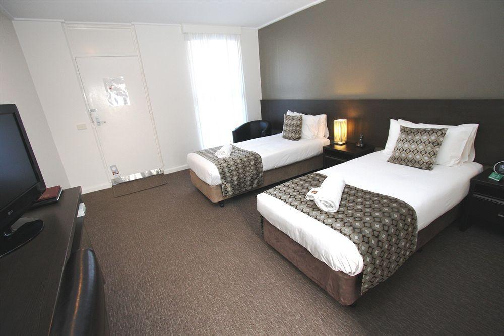 Comfort Inn Western Уорнъмбул Екстериор снимка
